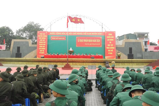 Hàng nghìn thanh niên ở Thanh Hóa hăng hái lên đường nhập ngũ