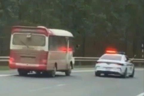 Xe khách vi phạm tốc độ, đâm xe Cảnh sát giao thông bỏ chạy