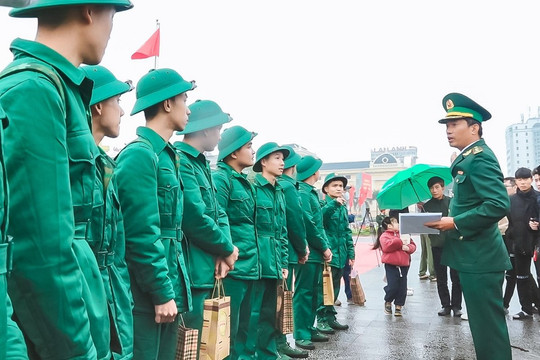 Hàng nghìn thanh niên ở Thanh Hóa hăng hái lên đường nhập ngũ