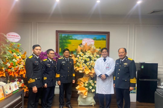 Vùng 4 Hải quân chúc mừng các cơ sở Y tế nhân kỷ niệm 69 năm Ngày thầy thuốc Việt Nam