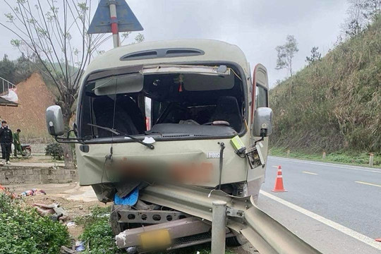 Xe khách tông vào lan can bên vệ đường Quốc lộ, nhiều người bị thương