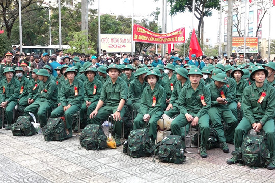 Các tân binh rạng rỡ trong lễ giao nhận quân năm 2024
