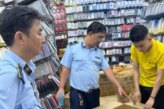 TP.HCM: Đồng loạt kiểm tra 3 điểm kinh doanh phụ kiện điện thoại