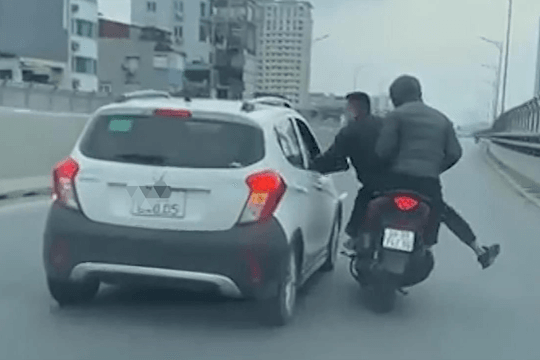 Triệu tập hai đối tượng gây rối trên đường Vành đai 2 trên cao