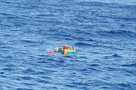 Tàu cá bị chìm, 4 ngư dân Phú Yên may mắn thoát nạn