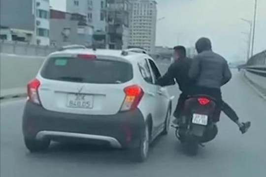 Hà Nội: Công an vào cuộc vụ 2 nam thanh niên tạt đầu ô tô, đánh người ở đường vành đai 2