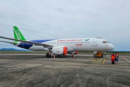 Tập đoàn Comac Trung Quốc trình diễn máy bay thương mại C919 và ARJ 21