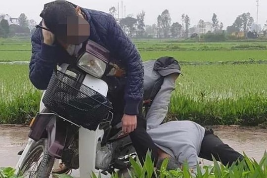 Thái Bình: Hai thanh niên tử vong bất thường trên xe máy
