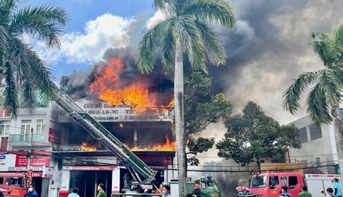 'Bà hỏa' thiêu rụi garage ô tô