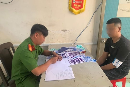 Dán quảng cáo hút hầm cầu, một người đàn ông bị xử phạt