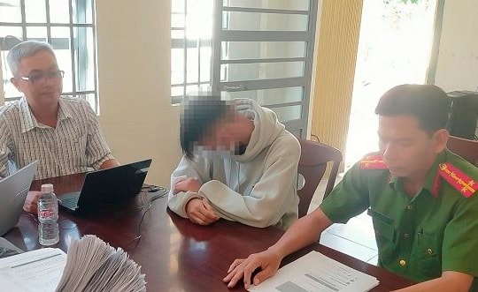 Công an làm việc với 2 đối tượng đăng tải thông tin sai sự thật