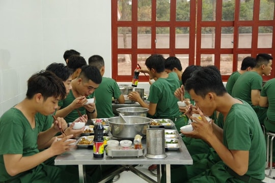 Bữa cơm chiều đầu tiên trong ngày nhập ngũ