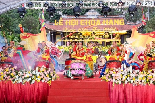 Du khách thập phương du Xuân đầu năm tại chùa Hang