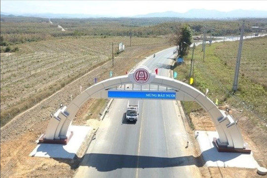 Tượng đài, cổng chào, phù điêu lớn: Không thể cố “xây bằng được”