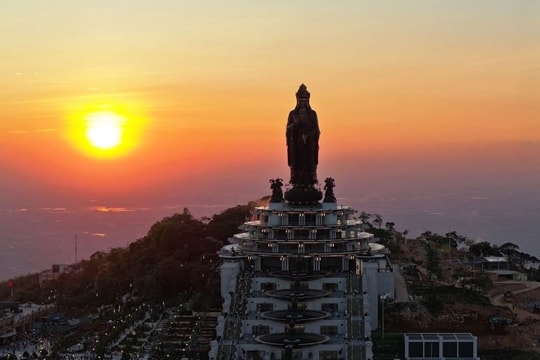 Khu du lịch quốc gia núi Bà Đen thu hút hơn 1 triệu lượt khách tham quan