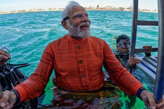 Thủ tướng Ấn Độ lặn biển, dâng lông công tại ngôi đền chìm sâu ngoài khơi
