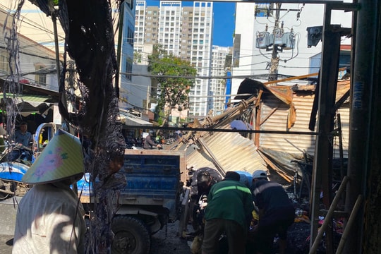 Cháy lớn ở chợ, nhiều ki ốt bị thiêu rụi