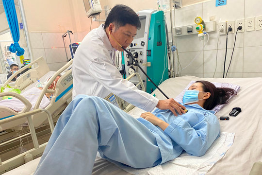 Cô gái suy hô hấp cấp sau khi sử dụng 'nước vui'