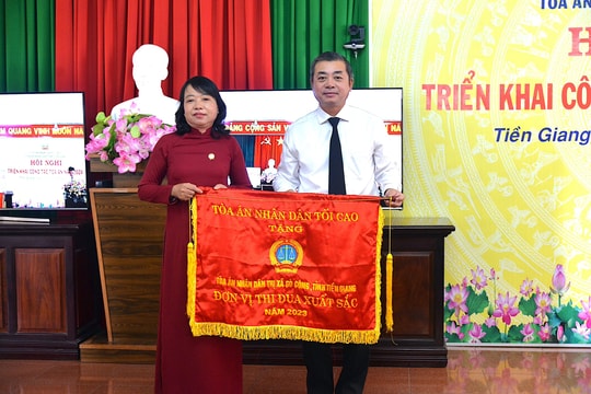 Đơn vị 10 năm liên tục đạt danh hiệu Tập thể lao động xuất sắc