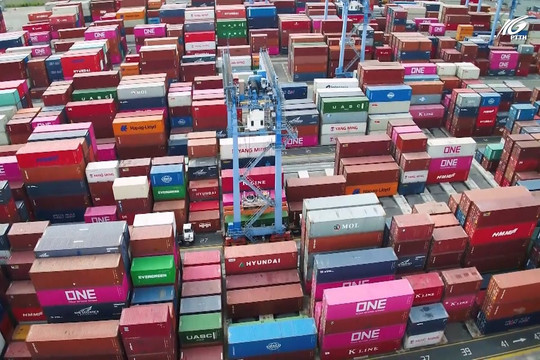 Gần 5.000 container hàng tồn ở cảng biển TP.HCM