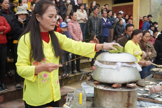 Du khách háo hức trước hội thi nướng cá trích, tráng bánh mướt tại Lễ hội đền Cờn