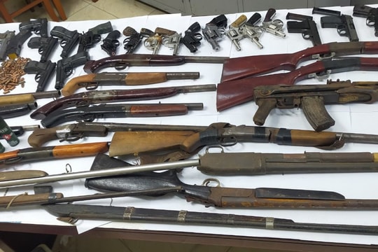 Nhiều đối tượng hình sự tự giác giao nộp súng đạn, công cụ hỗ trợ