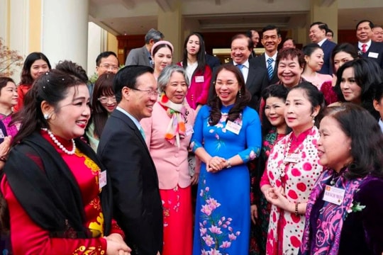 Chủ tịch nước Võ Văn Thưởng dự Hội nghị gặp mặt đại biểu trí thức, nhà khoa học, văn nghệ sĩ