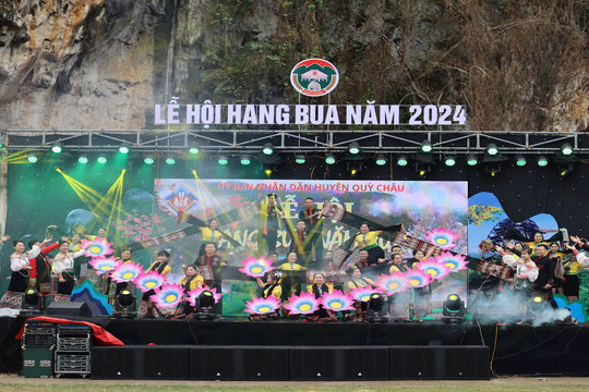Rộn ràng lễ khai hội Hang Bua 2024