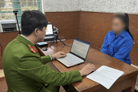 Dùng dao tấn công cán bộ Công an