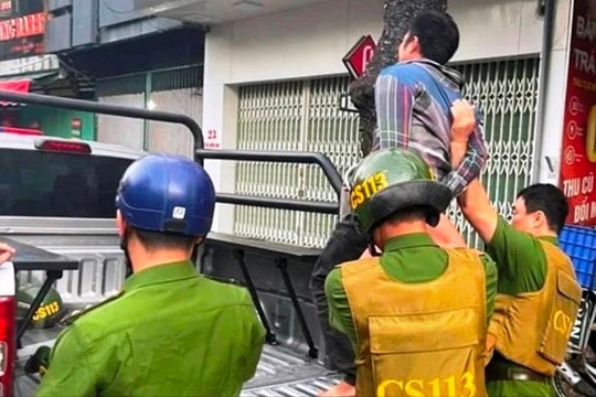Khống chế người đàn ông cầm dao, la hét trên đường