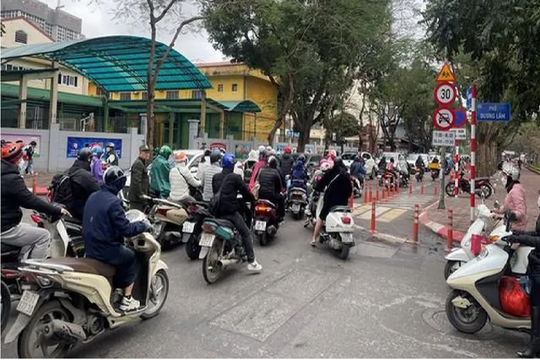 Hà Nội: Điều chỉnh tổ chức giao thông khu vực cổng trường Tiểu học Nguyễn Du