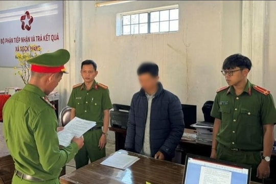 Cán bộ địa chính nhận hối lộ để làm giấy chứng nhận quyền sử dụng đất
