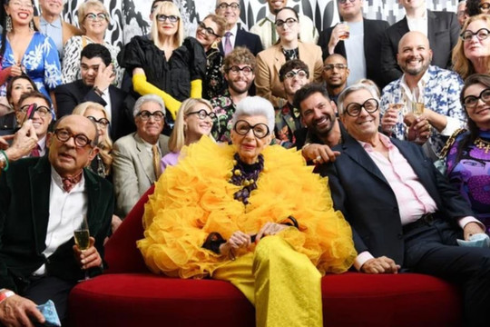 Biểu tượng thời trang Iris Apfel qua đời