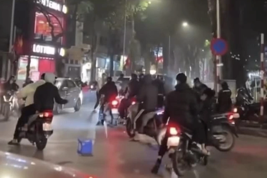 Làm rõ nhóm thanh niên dùng xẻng, ghế đuổi đánh người trên phố