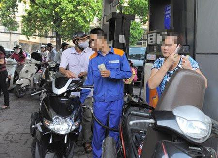 Hút thuốc, dùng điện thoại ở cây xăng có bị phạt không?