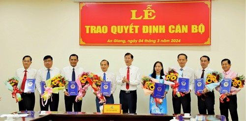An Giang: Công bố, trao quyết định về công tác cán bộ