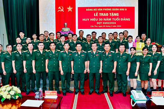 Đảng bộ Văn phòng Quân khu 9 trao tặng Huy hiệu 30 năm tuổi Đảng