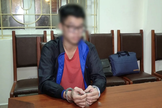 Khởi tố tài xế nằm lên yên xe máy, tạt đầu ô tô trên Đại lộ Thăng Long