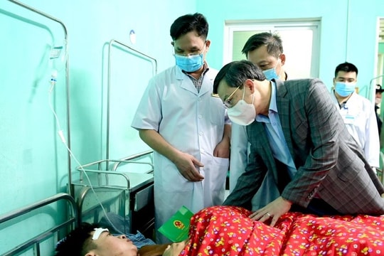 Lãnh đạo tỉnh Tuyên Quang và đại diện UBATGTQG thăm hỏi nạn nhân vụ TNGT đặc biệt nghiêm trọng trên QL2