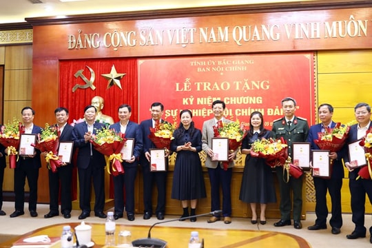 Bắc Giang: Trao tặng “kỷ niệm chương vì sự nghiệp Nội chính Đảng”