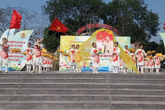 Sôi nổi màn giao lưu dân vũ, trình diễn áo dài chào mừng 114 năm Quốc tế phụ nữ