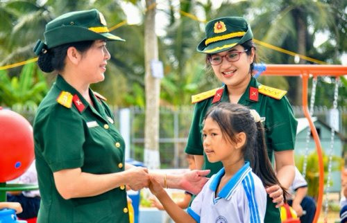 Quân khu 9 bàn giao thiết bị vui chơi, tặng quà cho thiếu nhi vượt khó học giỏi