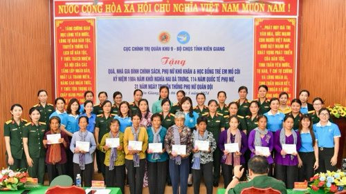 Cục Chính trị Quân khu 9 tặng quà gia đình chính sách, phụ nữ khó khăn