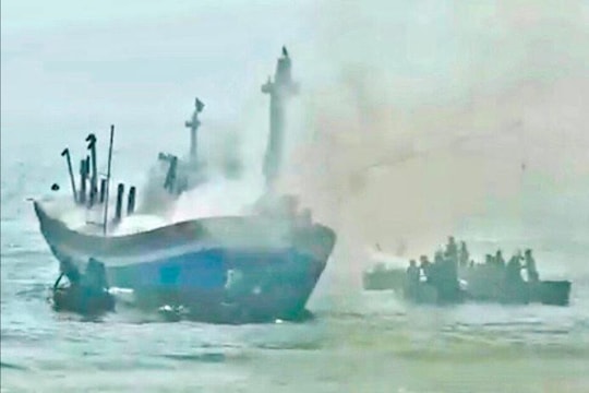 Quảng Ngãi: Một tàu cá bị bốc cháy, thiệt hại gần 2 tỷ đồng