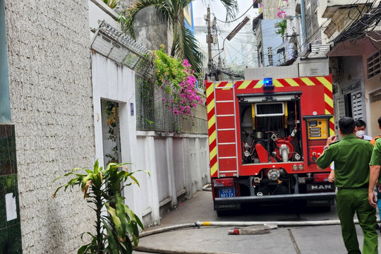 Cháy quán cà phê trong hẻm giữa trưa