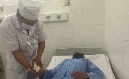 Sửa máy sục khí cho vuông tôm, người đàn ông gặp tai nạn hi hữu