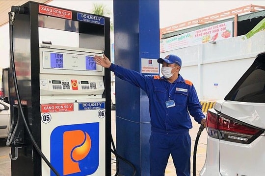 Giá xăng RON95 giảm 370 đồng mỗi lít