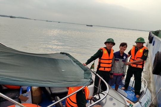 Sà lan va chạm tàu chở hàng, thuyền viên trôi dạt 1km