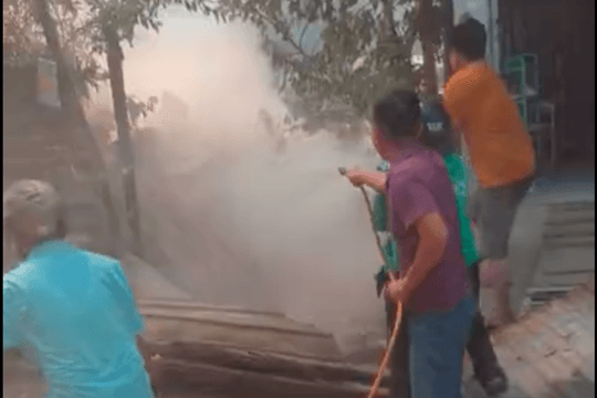 Cháy nhà tạm trong hẻm, người dân ôm đồ tháo chạy