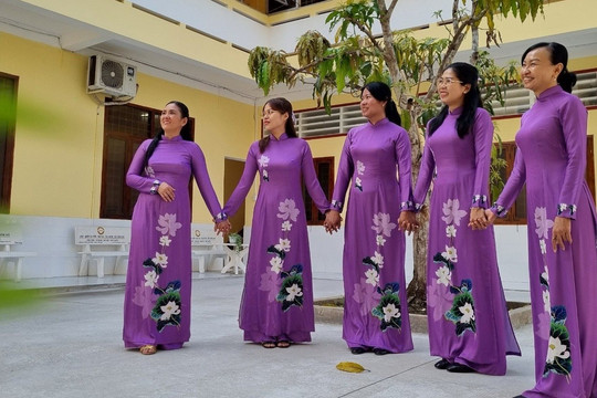 Phụ nữ TAND quận Cái Răng hưởng ứng “Tuần lễ Áo dài"